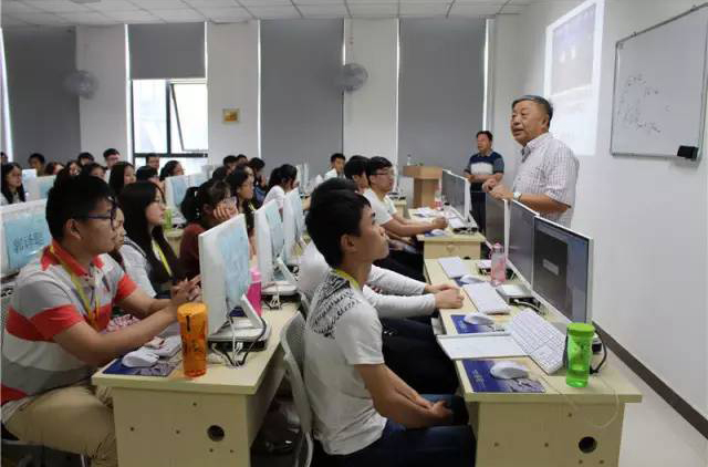 黄河科技学院领导慰问蓝鸥郑州VR培训的实训学生