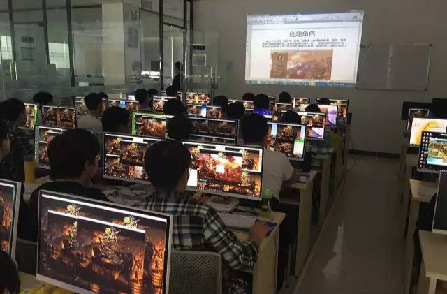郑州Unity3D培训班的学员竟然在上课时间集体玩游戏